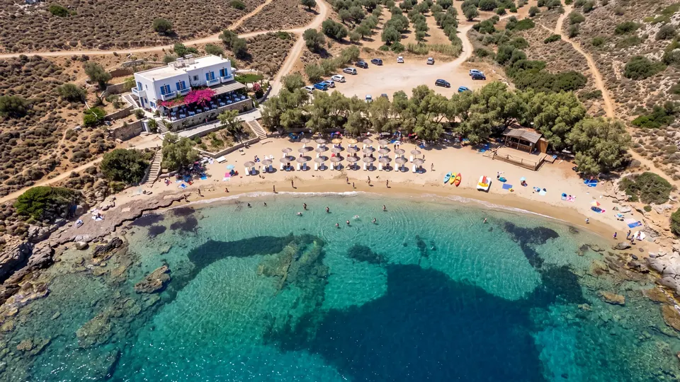 Η παραλία από ψηλά, με ένα σταυρόνημα που ψάχνει πάνω από την άμμο.